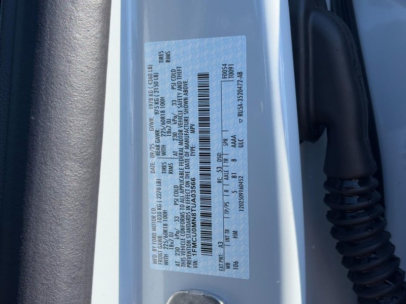 Ford Escape Vehicle Full-screen Gallery Image 23