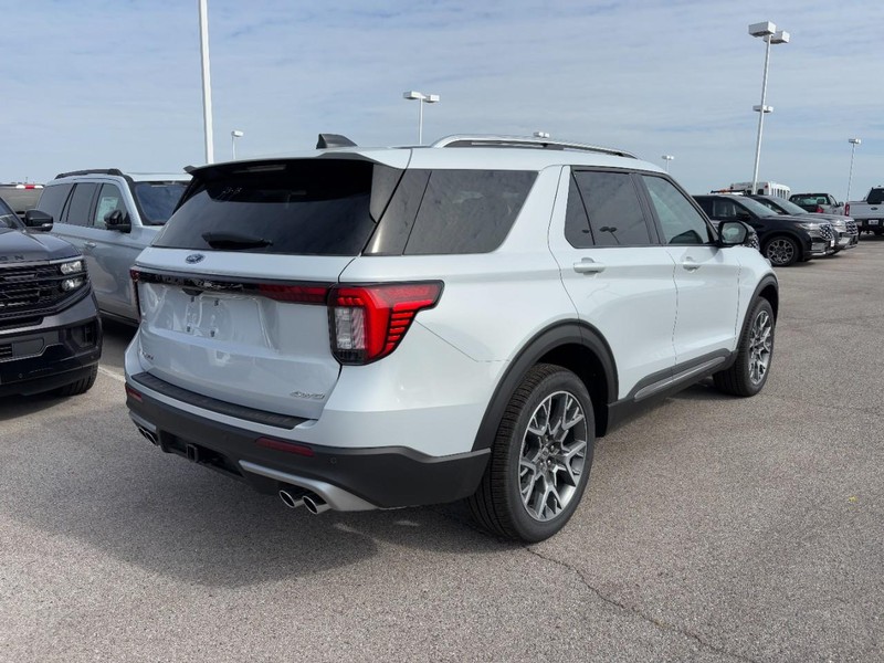 Ford Explorer Vehicle Full-screen Gallery Image 3