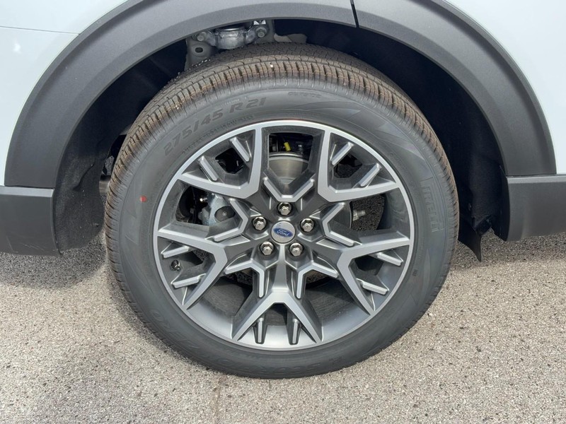 Ford Explorer Vehicle Full-screen Gallery Image 4