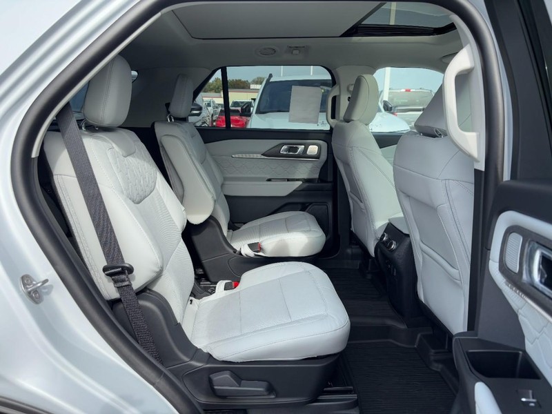 Ford Explorer Vehicle Full-screen Gallery Image 5