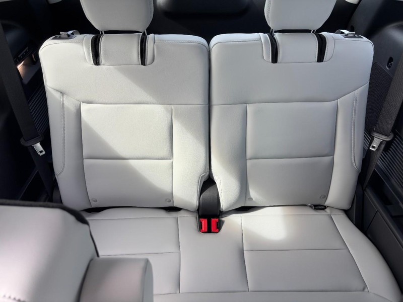 Ford Explorer Vehicle Full-screen Gallery Image 6