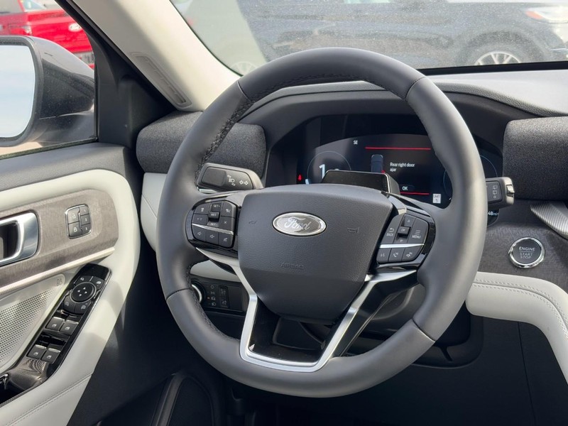 Ford Explorer Vehicle Full-screen Gallery Image 8