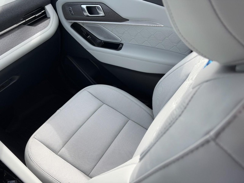 Ford Explorer Vehicle Full-screen Gallery Image 11