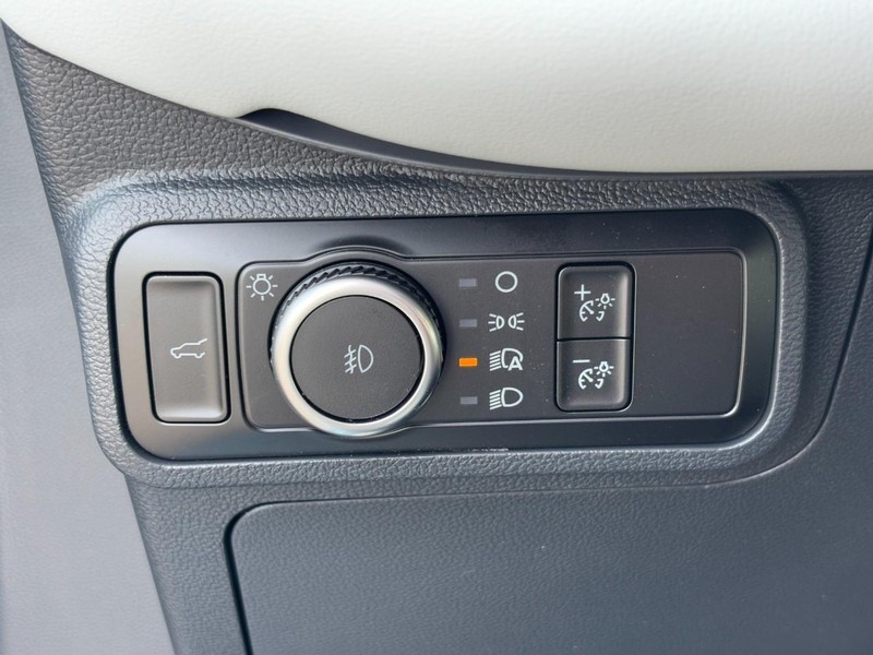 Ford Explorer Vehicle Full-screen Gallery Image 12