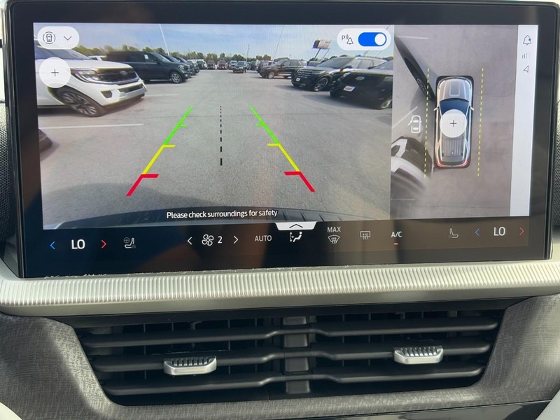 Ford Explorer Vehicle Full-screen Gallery Image 17