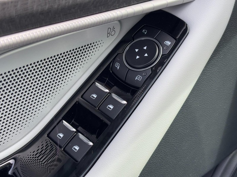 Ford Explorer Vehicle Full-screen Gallery Image 20