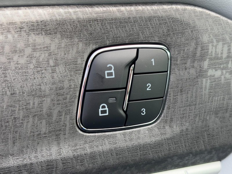 Ford Explorer Vehicle Full-screen Gallery Image 21