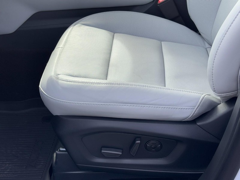 Ford Explorer Vehicle Full-screen Gallery Image 22