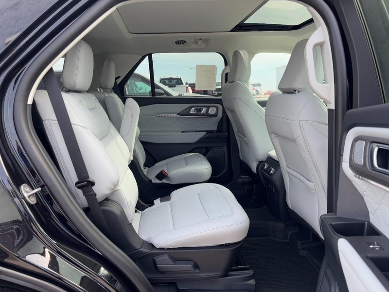 Ford Explorer Vehicle Full-screen Gallery Image 5