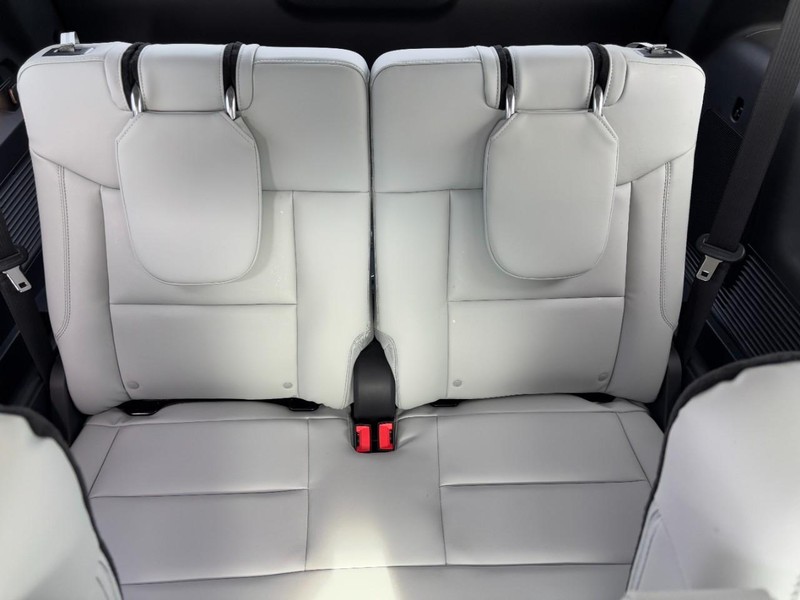 Ford Explorer Vehicle Full-screen Gallery Image 6