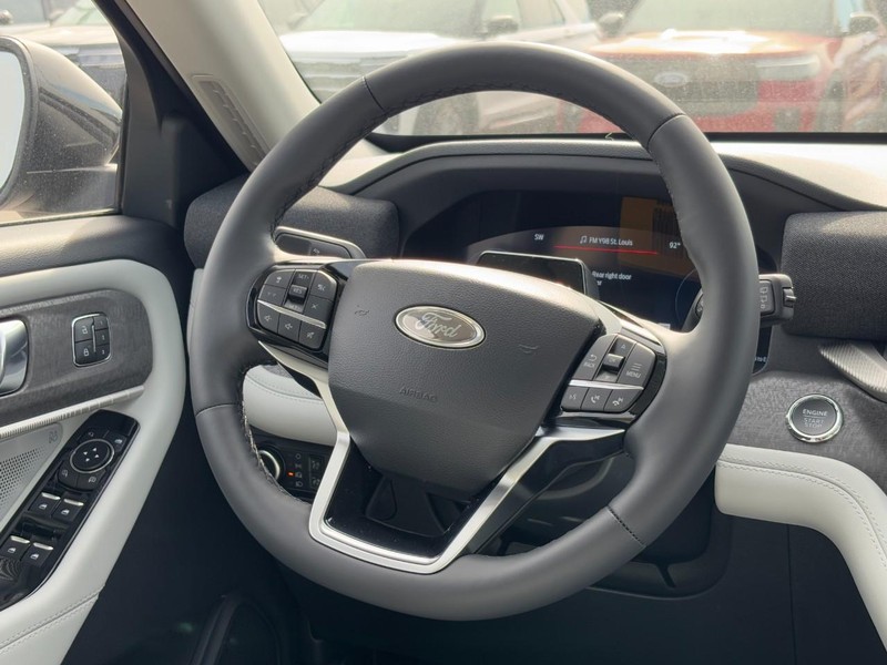 Ford Explorer Vehicle Full-screen Gallery Image 8