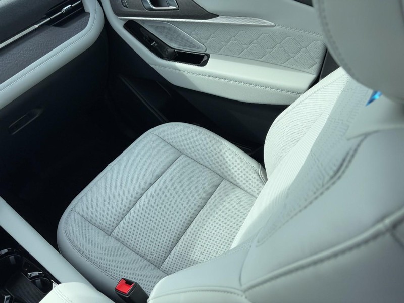 Ford Explorer Vehicle Full-screen Gallery Image 11