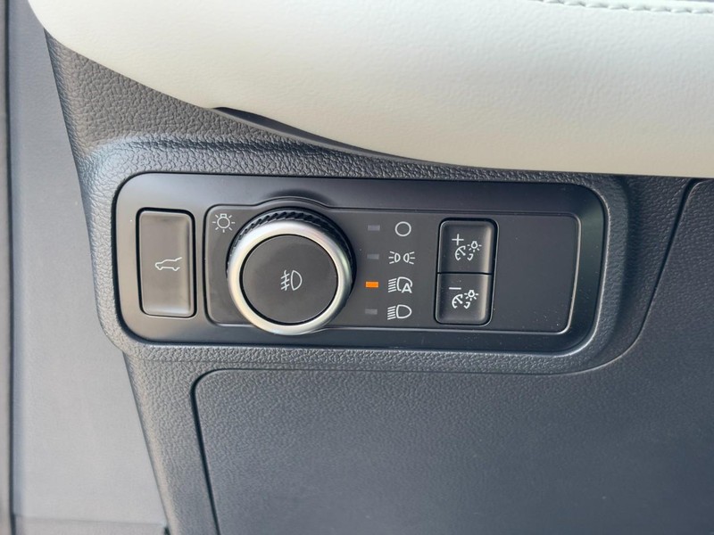 Ford Explorer Vehicle Full-screen Gallery Image 12