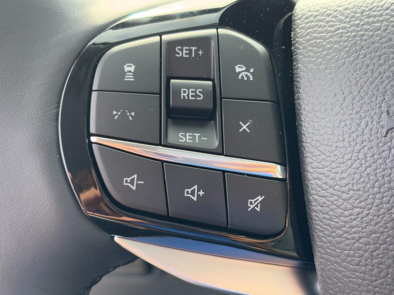 Ford Explorer Vehicle Full-screen Gallery Image 13