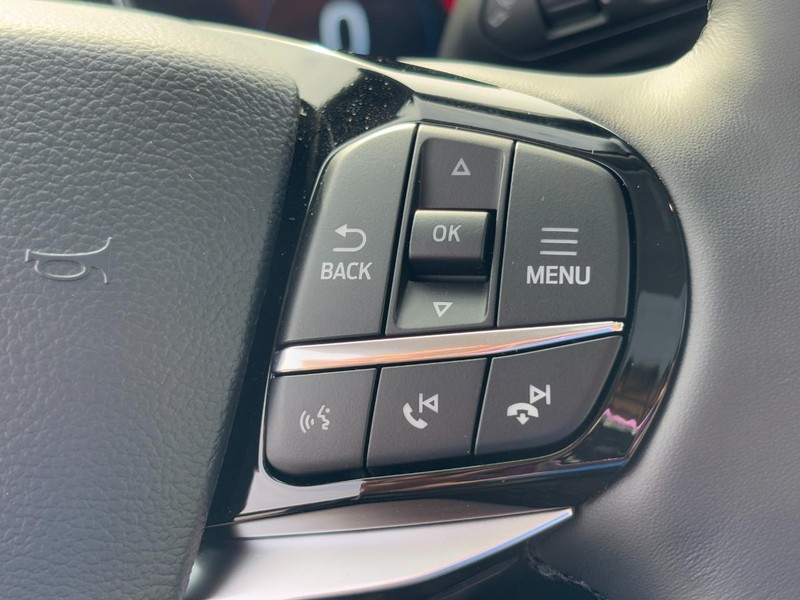 Ford Explorer Vehicle Full-screen Gallery Image 14