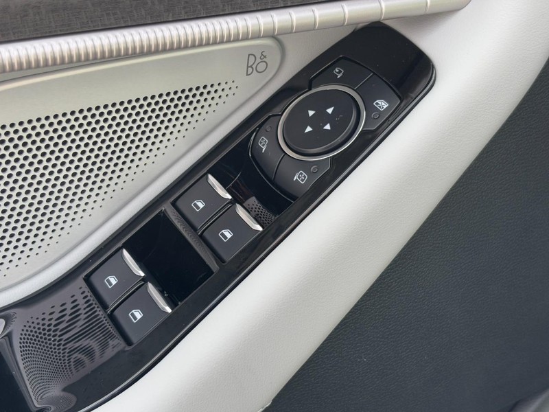 Ford Explorer Vehicle Full-screen Gallery Image 20