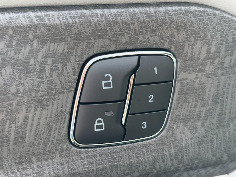 Ford Explorer Vehicle Full-screen Gallery Image 21