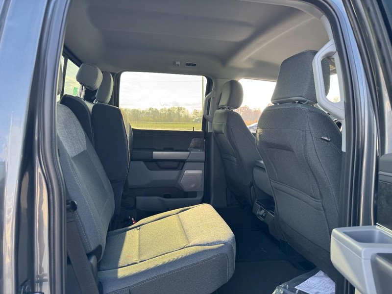 Ford Super Duty F-350 SRW Vehicle Image 06