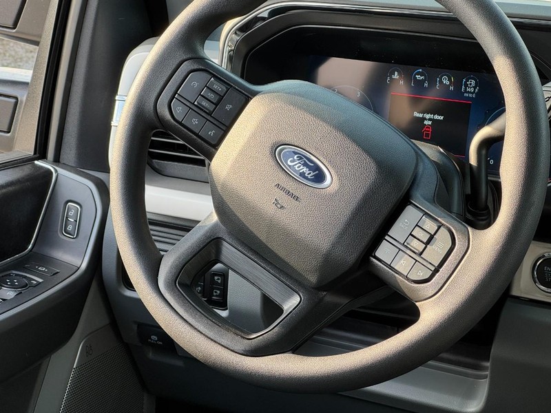 Ford Super Duty F-350 SRW Vehicle Image 08