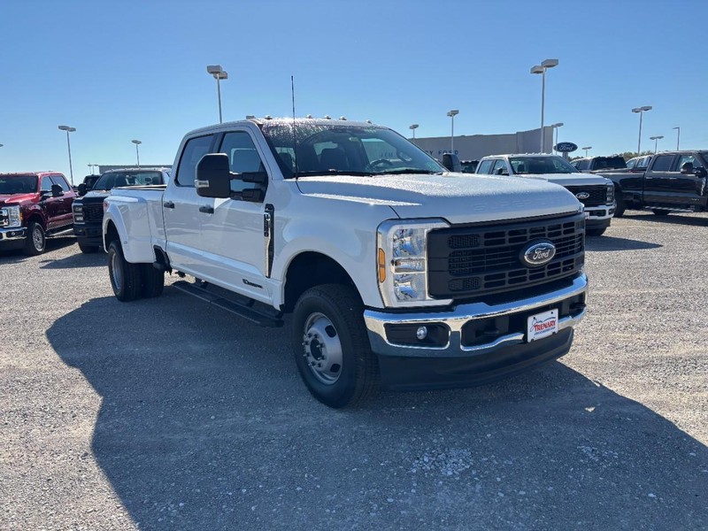 Ford Super Duty F-350 DRW Vehicle Image 02