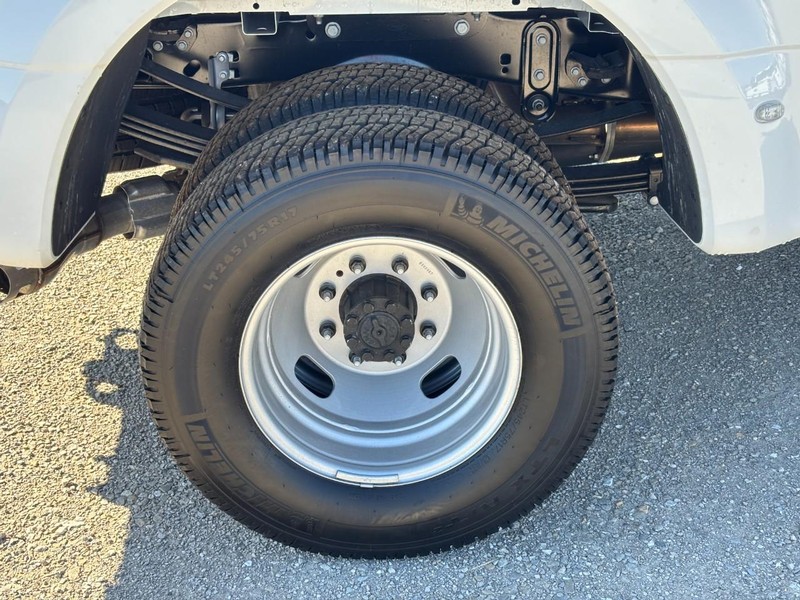 Ford Super Duty F-350 DRW Vehicle Image 04
