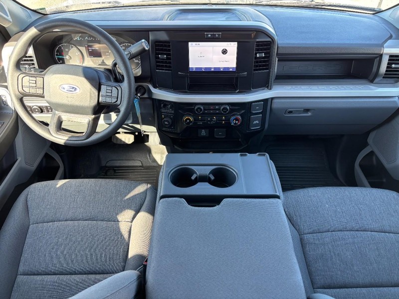 Ford Super Duty F-350 DRW Vehicle Image 06