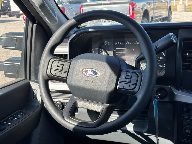 Ford Super Duty F-350 DRW Vehicle Image 07