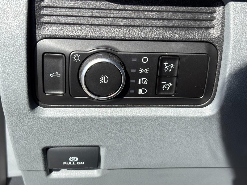 Ford Super Duty F-350 DRW Vehicle Image 11