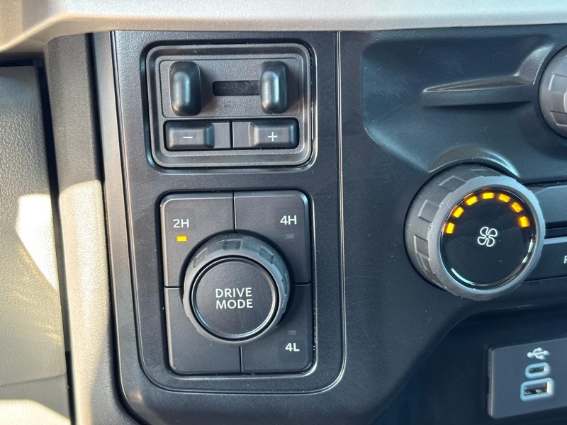Ford Super Duty F-350 DRW Vehicle Image 18