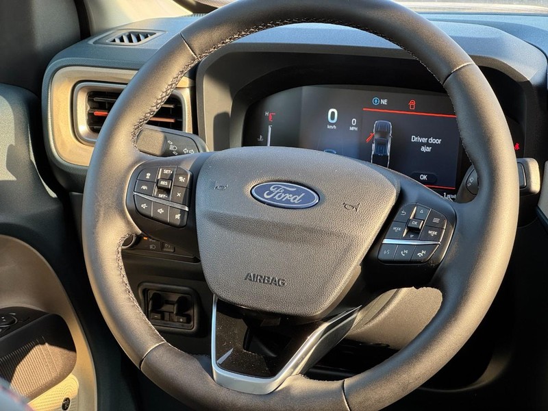 Ford Maverick Vehicle Full-screen Gallery Image 7