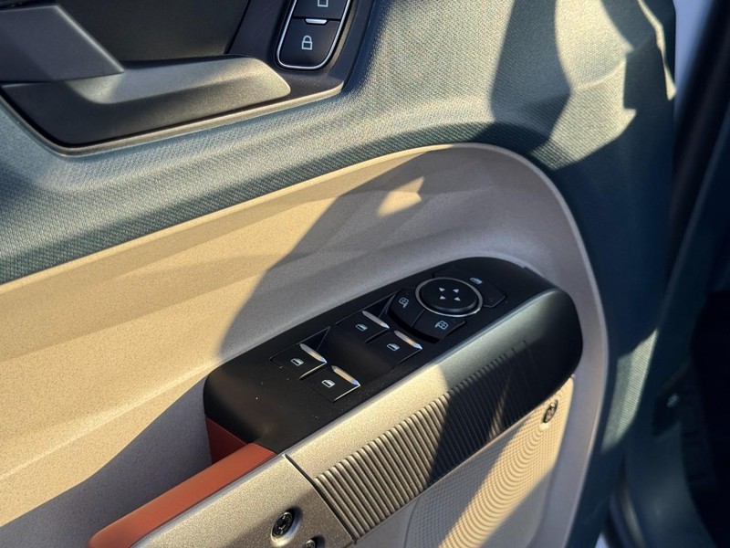 Ford Maverick Vehicle Full-screen Gallery Image 11