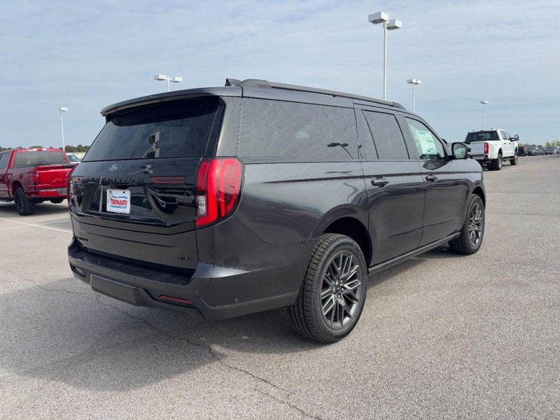 Ford Expedition Max Vehicle Full-screen Gallery Image 3