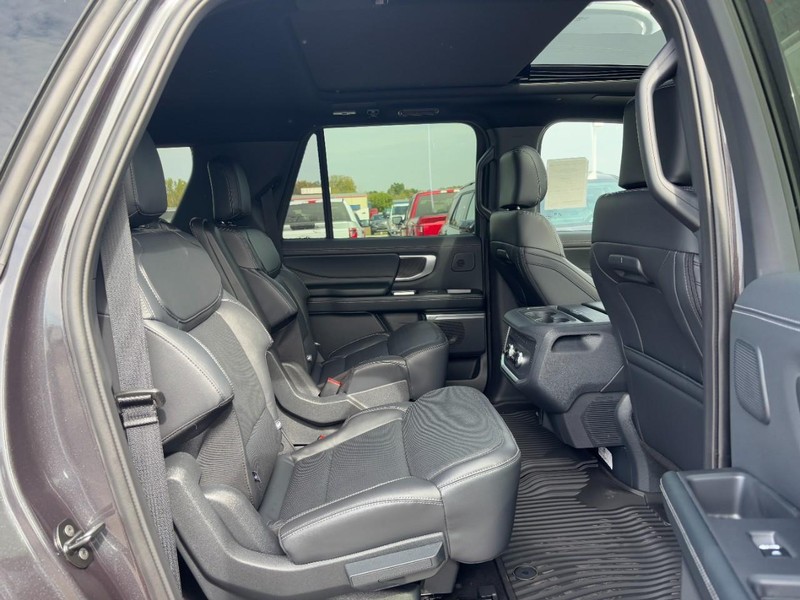 Ford Expedition Max Vehicle Full-screen Gallery Image 5