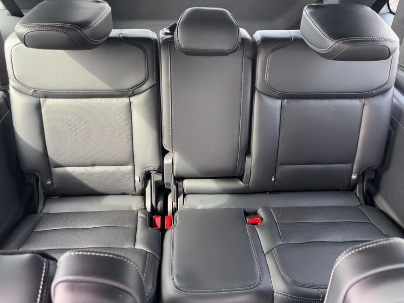 Ford Expedition Max Vehicle Full-screen Gallery Image 6