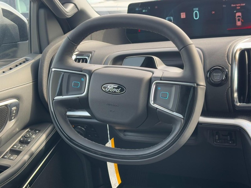 Ford Expedition Max Vehicle Full-screen Gallery Image 8
