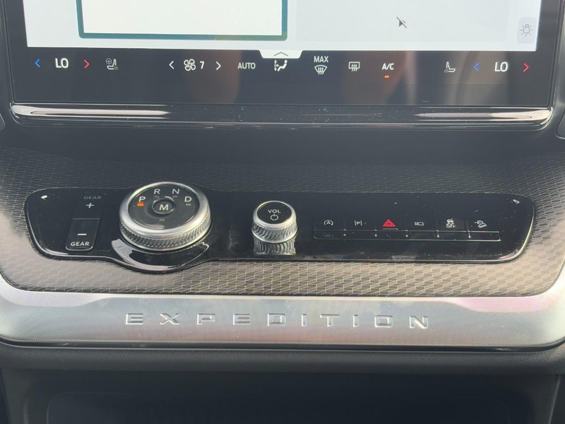 Ford Expedition Max Vehicle Full-screen Gallery Image 10