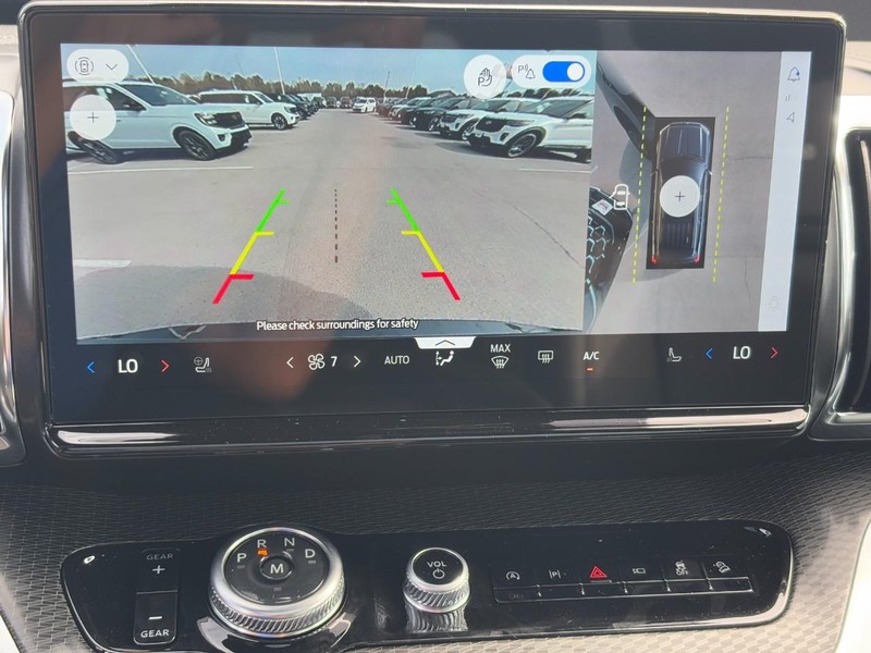 Ford Expedition Max Vehicle Full-screen Gallery Image 18