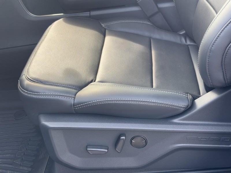 Ford Expedition Max Vehicle Full-screen Gallery Image 24