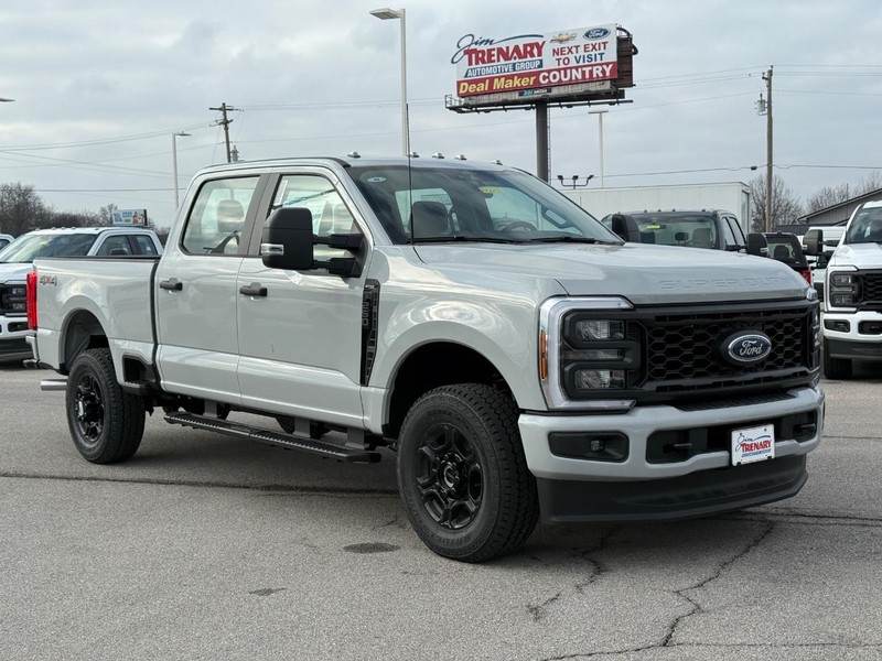 Ford Super Duty F-250 SRW Vehicle Full-screen Gallery Image 2