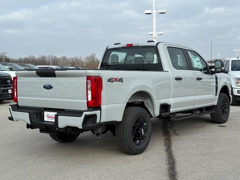 Ford Super Duty F-250 SRW Vehicle Full-screen Gallery Image 3