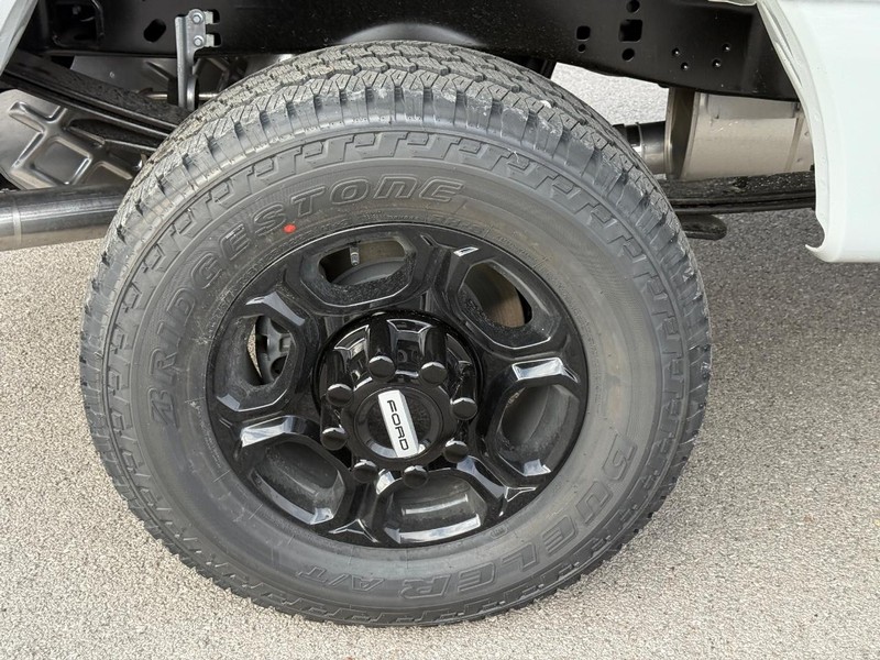 Ford Super Duty F-250 SRW Vehicle Full-screen Gallery Image 4