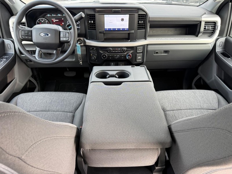 Ford Super Duty F-250 SRW Vehicle Full-screen Gallery Image 6