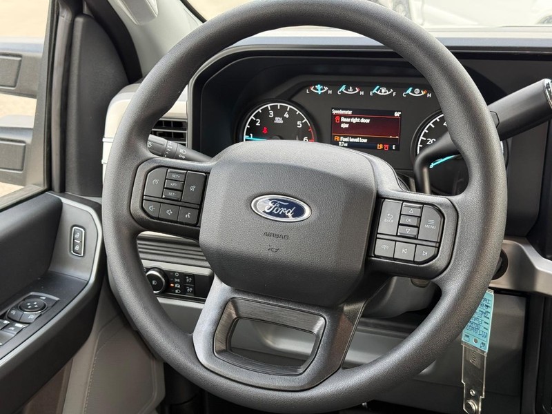 Ford Super Duty F-250 SRW Vehicle Full-screen Gallery Image 7