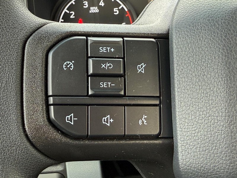 Ford Super Duty F-250 SRW Vehicle Full-screen Gallery Image 8