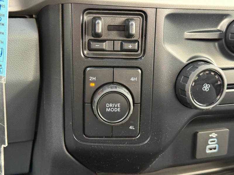 Ford Super Duty F-250 SRW Vehicle Full-screen Gallery Image 11