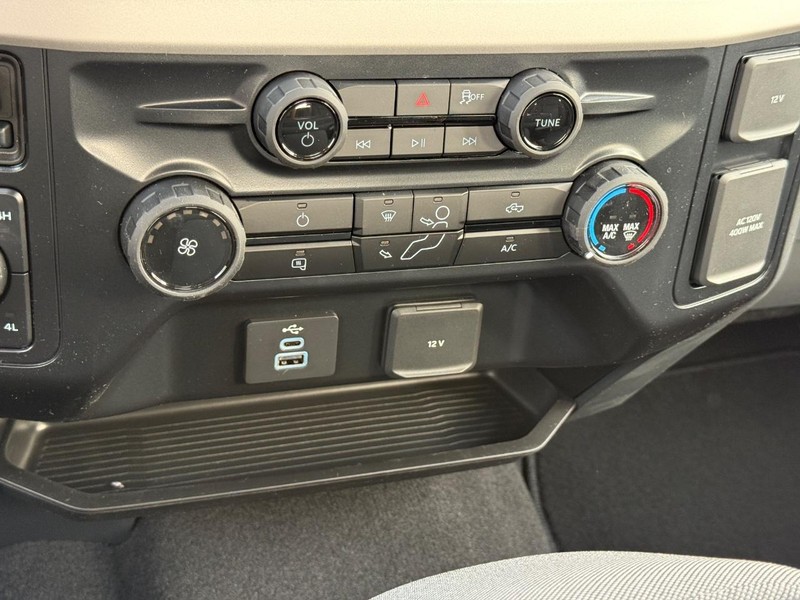 Ford Super Duty F-250 SRW Vehicle Full-screen Gallery Image 12