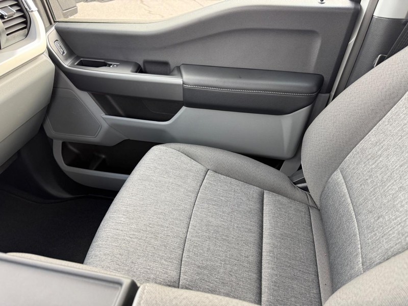 Ford Super Duty F-250 SRW Vehicle Full-screen Gallery Image 14