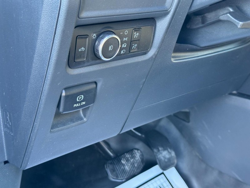 Ford F-150 Vehicle Full-screen Gallery Image 17