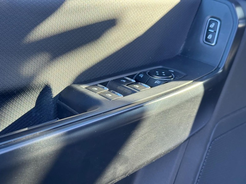 Ford F-150 Vehicle Full-screen Gallery Image 24