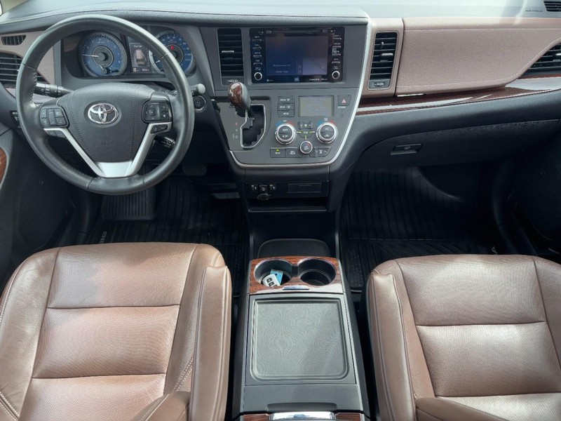 Toyota Sienna Vehicle Image 12